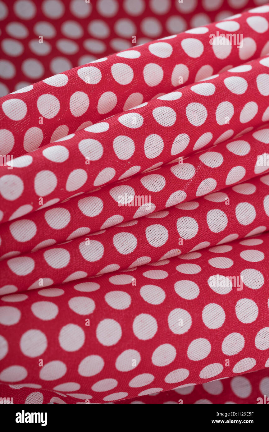 Zusammenfassung der Roten gefaltet - white Polka Dot Baumwolle Material. Konzept "Internationale Dot Tag' und vielleicht ein dotty Persönlichkeit, dotty Person. Stockfoto