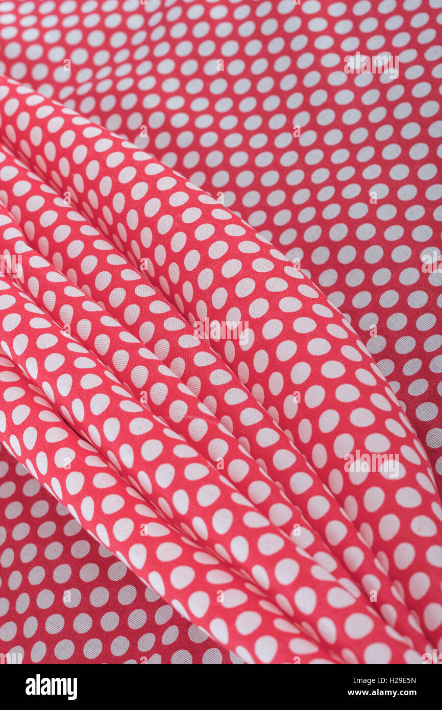 Abstrakt rot-weiß gepunkteten Baumwolle Material. Konzept "Internationale Dot Tag' und vielleicht ein dotty Persönlichkeit, dotty Person. Stockfoto
