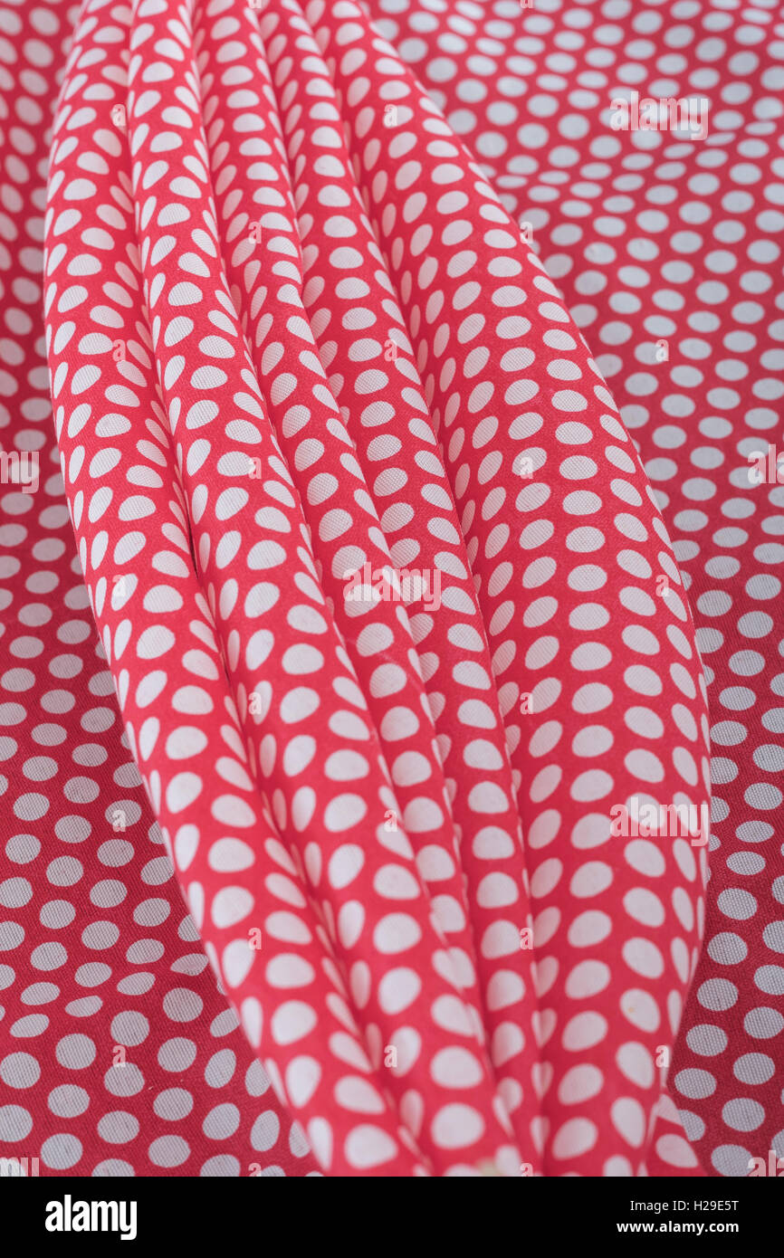 Abstrakt rot-weiß gepunkteten Baumwolle Material. Konzept "Internationale Dot Tag' und vielleicht ein dotty Persönlichkeit, dotty Person. Stockfoto