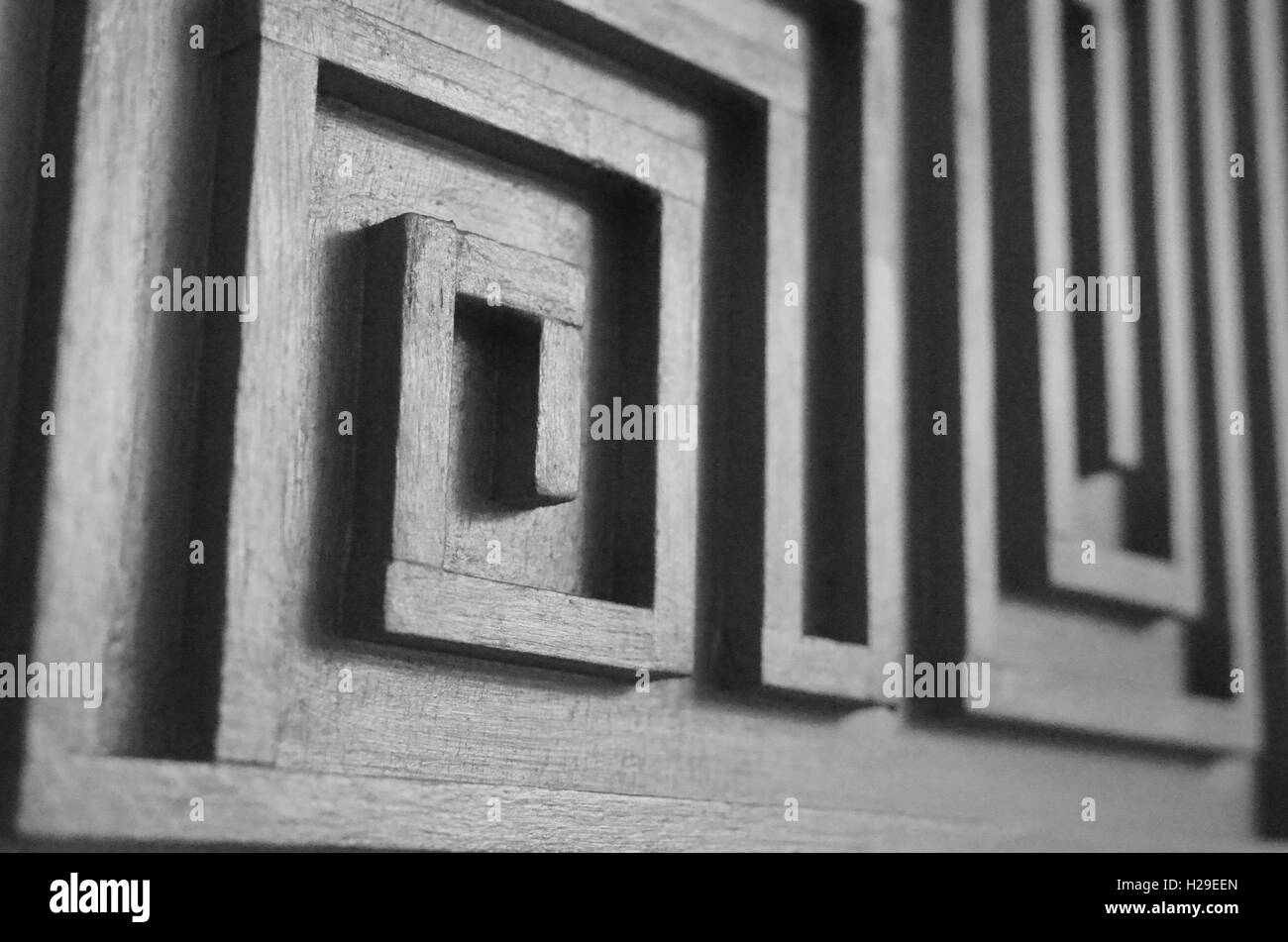 Bilder aufgenommen während des Baus der handgemachte hölzerne Labyrinthe und Irrgärten Dekorplatten und einige Mosaiken. Stockfoto