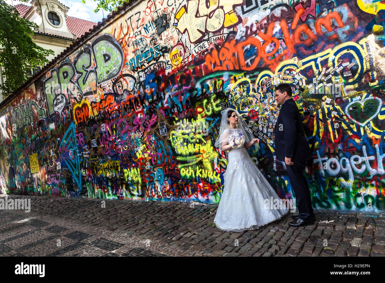 Wedding Prag hat gerade an der berühmten John Lennon Mauer, Velkoprevorske Platz, Prag, Tschechische Republik geheiratet Stockfoto