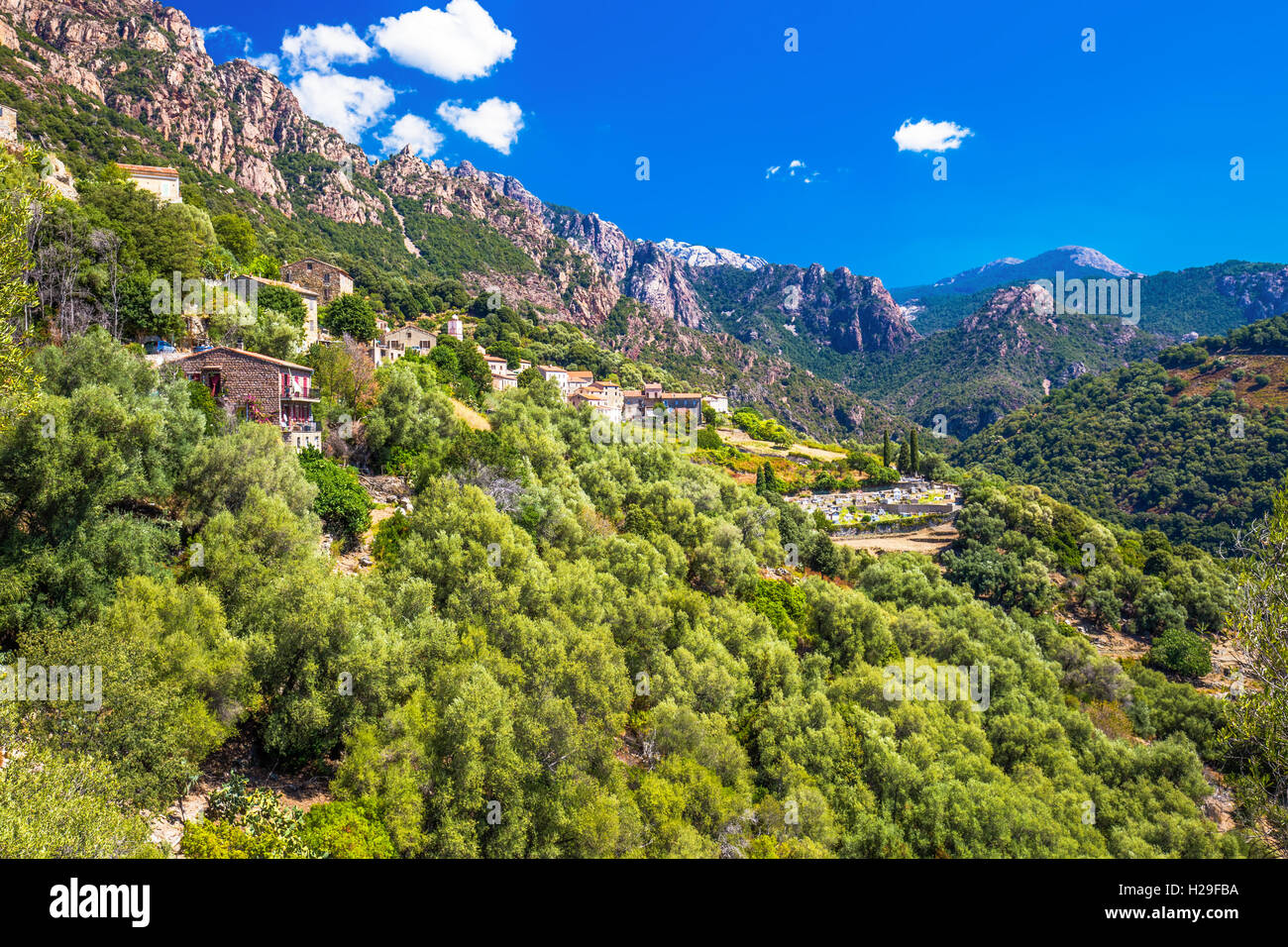 OTA-Stadt mit den Bergen im Hintergrund in der Nähe von Evisa und Porto, Korsika, Frankreich. Stockfoto