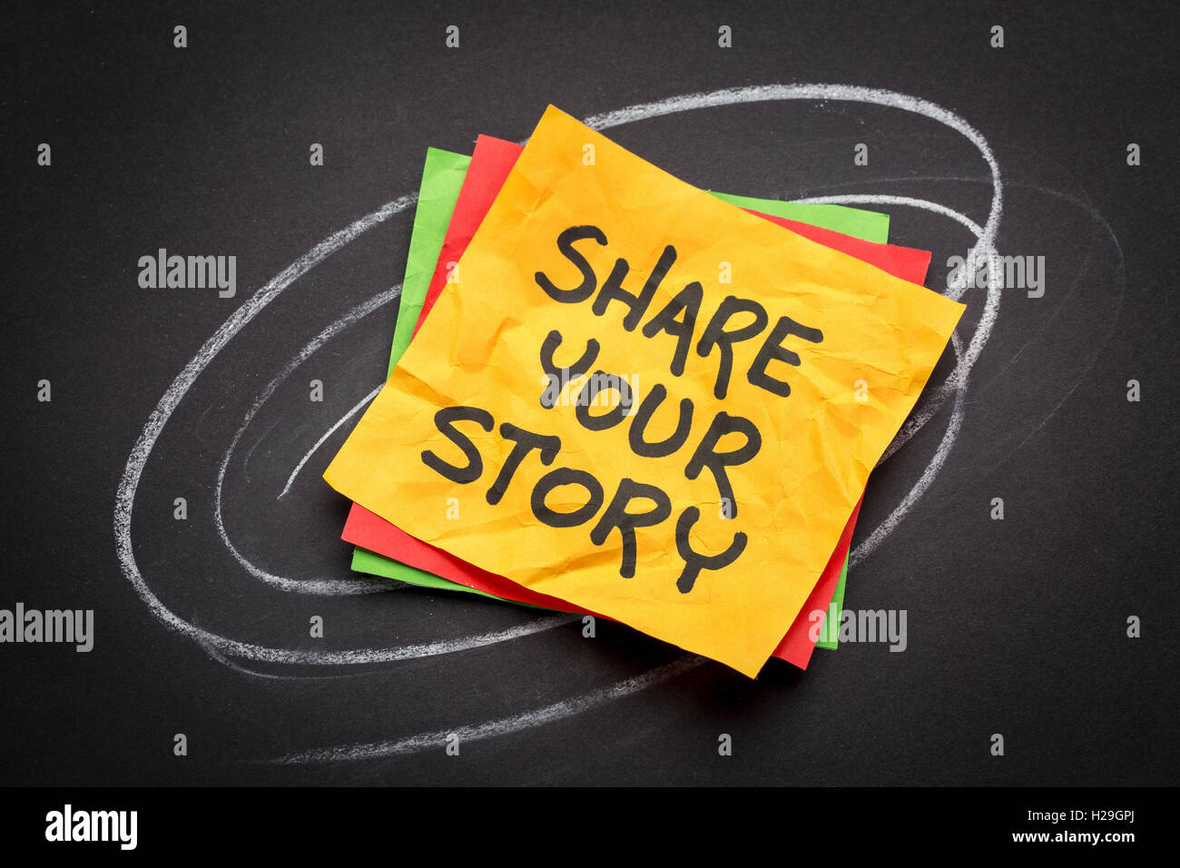 Teilen Sie Ihre Geschichte-Empfehlung oder Beratung auf einem Zettel gegen schwarzes Papier Stockfoto