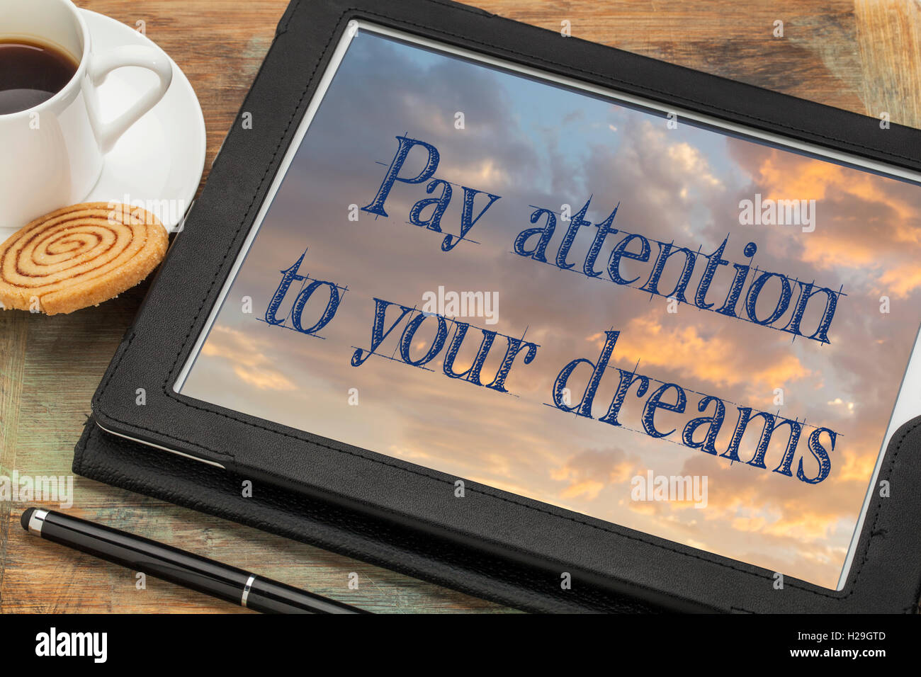 Achten Sie auf Ihre Träume - inspirierende Text auf einem digitalen Tablet mit einer Tasse Kaffee Stockfoto