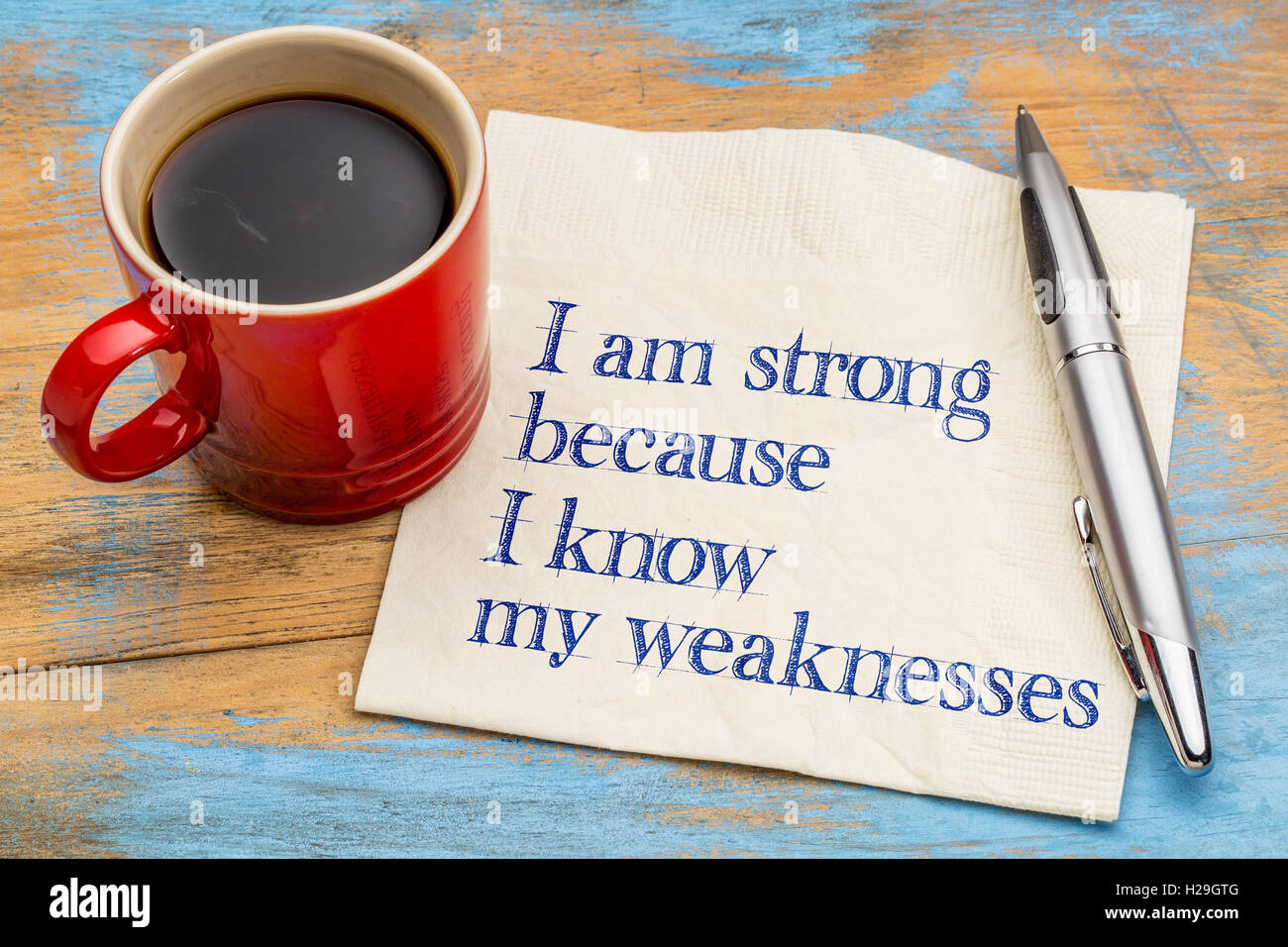 Ich bin stark, weil ich, meine Schwächen - Handschrift auf einer Serviette mit einer Tasse Espressokaffee weiß Stockfoto