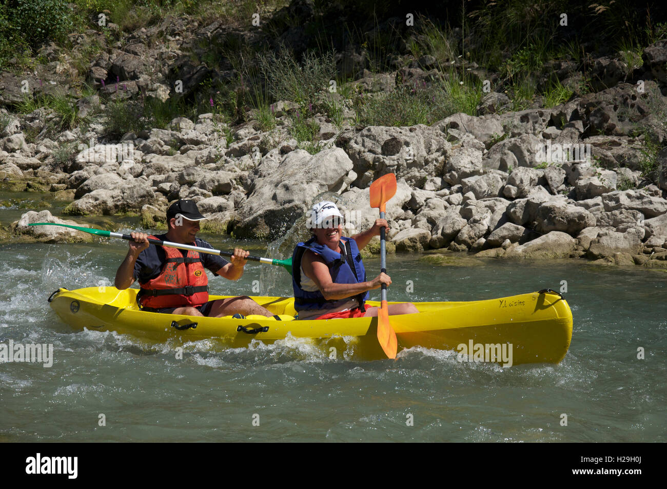 Tourismus, Wassersport, Touristen. Ein lächelndes paar Kanu den schnellen fließenden turbulenten Gewässern des Flusses Drôme. In der Nähe von Saillans, La Drôme, Frankreich. Stockfoto