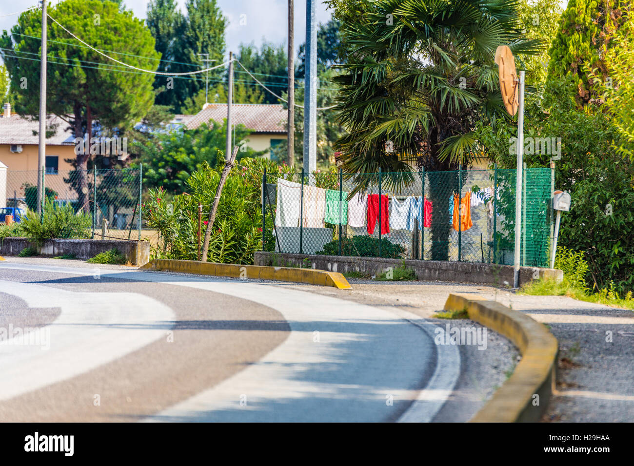 Kleidung zum Trocknen gehängt in der Nähe von dem Rand einer Straße Stockfoto