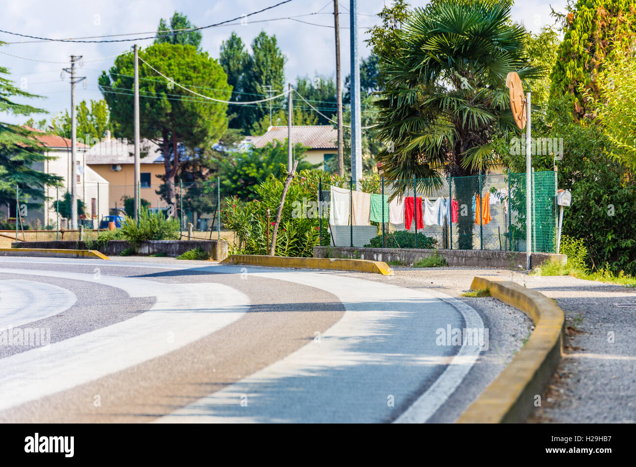 Kleidung zum Trocknen gehängt in der Nähe von dem Rand einer Straße Stockfoto