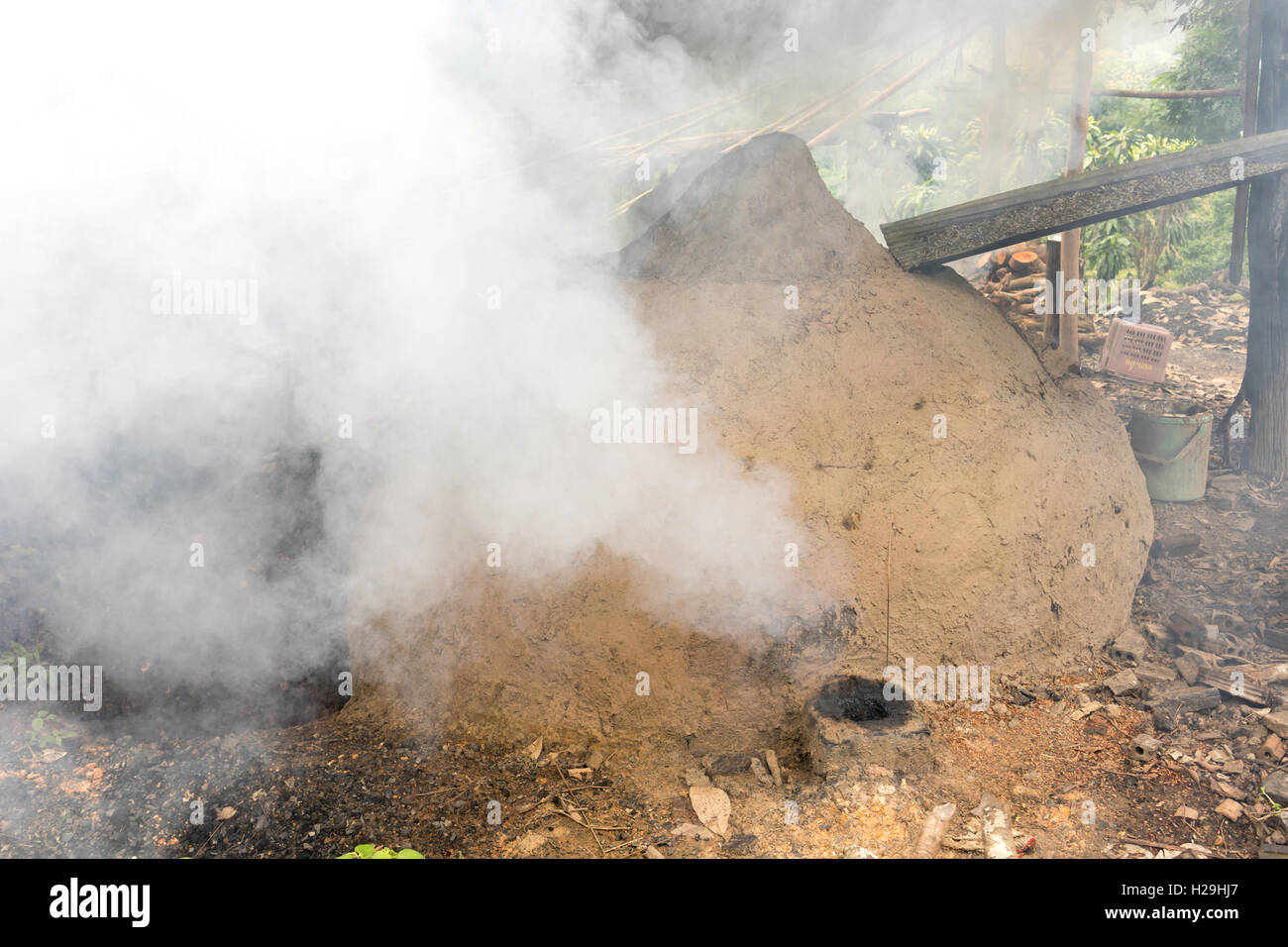 Native Holzkohle Verbrennungsanlage in der Landschaft von Thailand Stockfoto