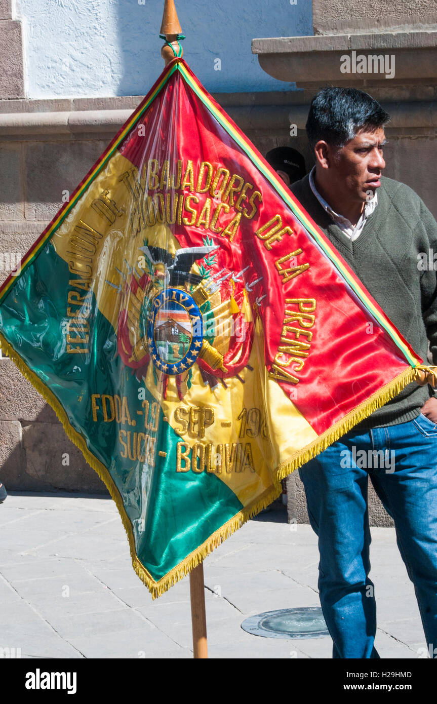 Presse union Fahnenträger bei einem Treffen in der Plaza 25 de Mayo, Sucre, Bolivien Stockfoto