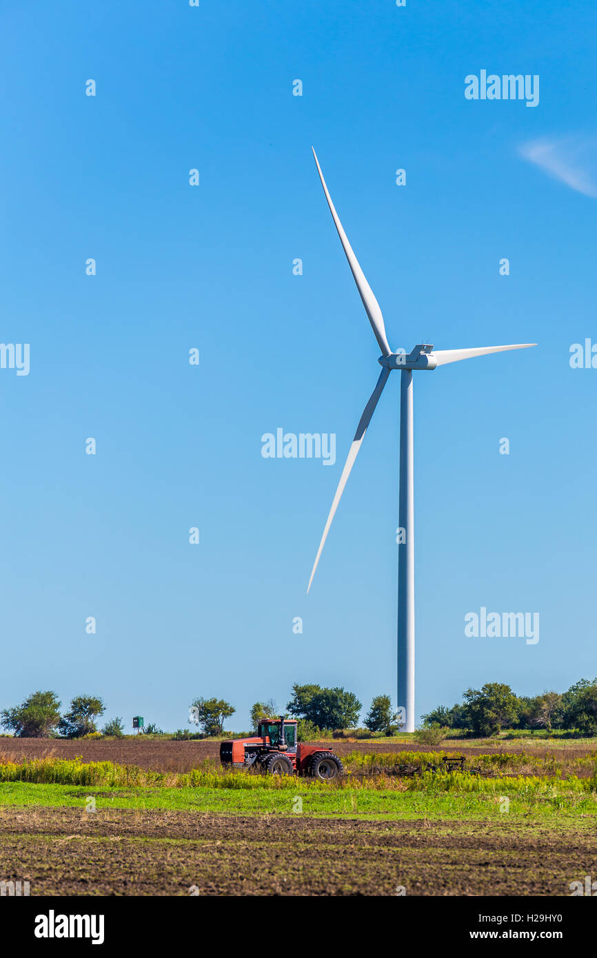 Windkraftanlage mit einem Traktor aus einem Windpark in Kansas. Stockfoto