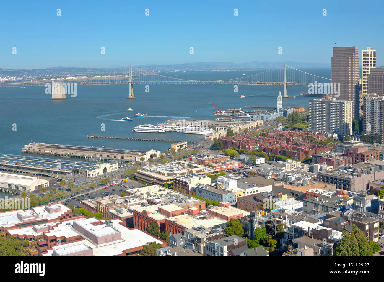 San Francisco Kalifornien Embarcadero Blvd. Pfeiler und die Bay Bridge. Stockfoto