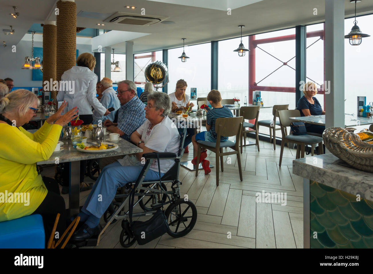 Blick aufs Meer Fisch und Chips Restaurant Saltburn North Yorkshire erste Innenboden mit behinderten Menschen im Rollstuhl Stockfoto