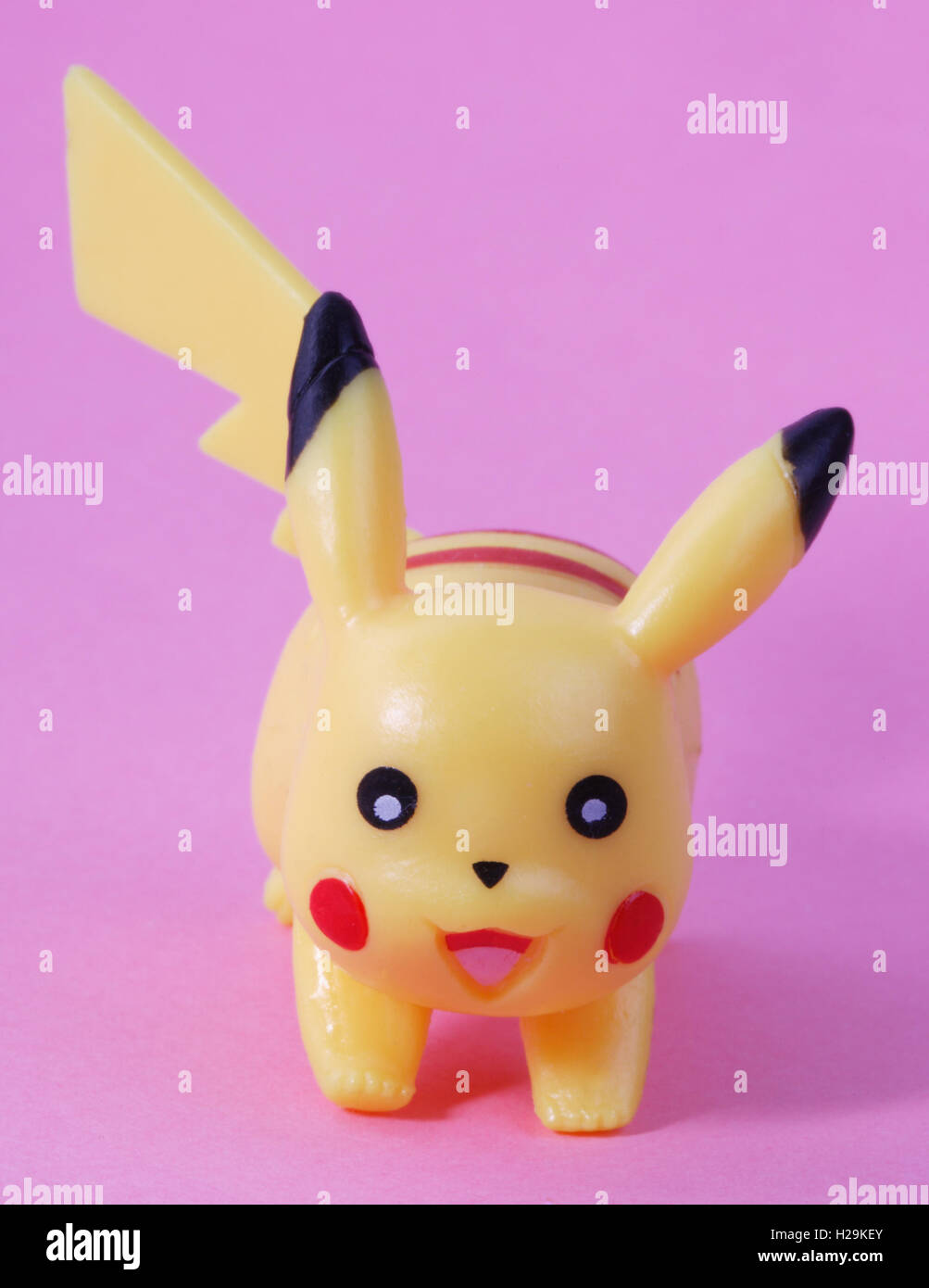 Kunststoff-Spielzeug auf rosa Hintergrund Stockfoto