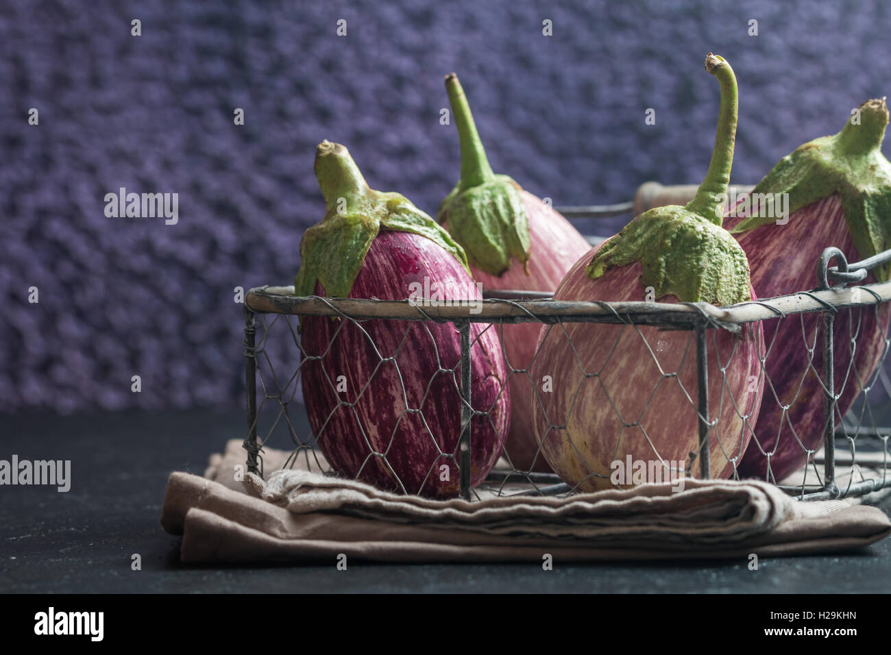 Auberginen Sorten im Metallkorb Stockfoto