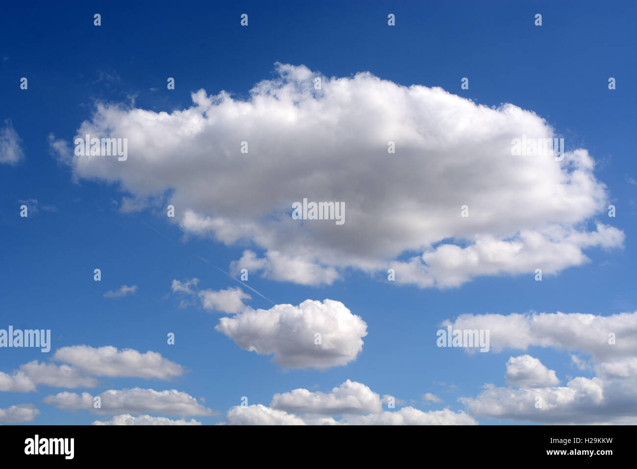 Flauschige Wolke, blauer Himmel, schön gerahmt. Stockfoto