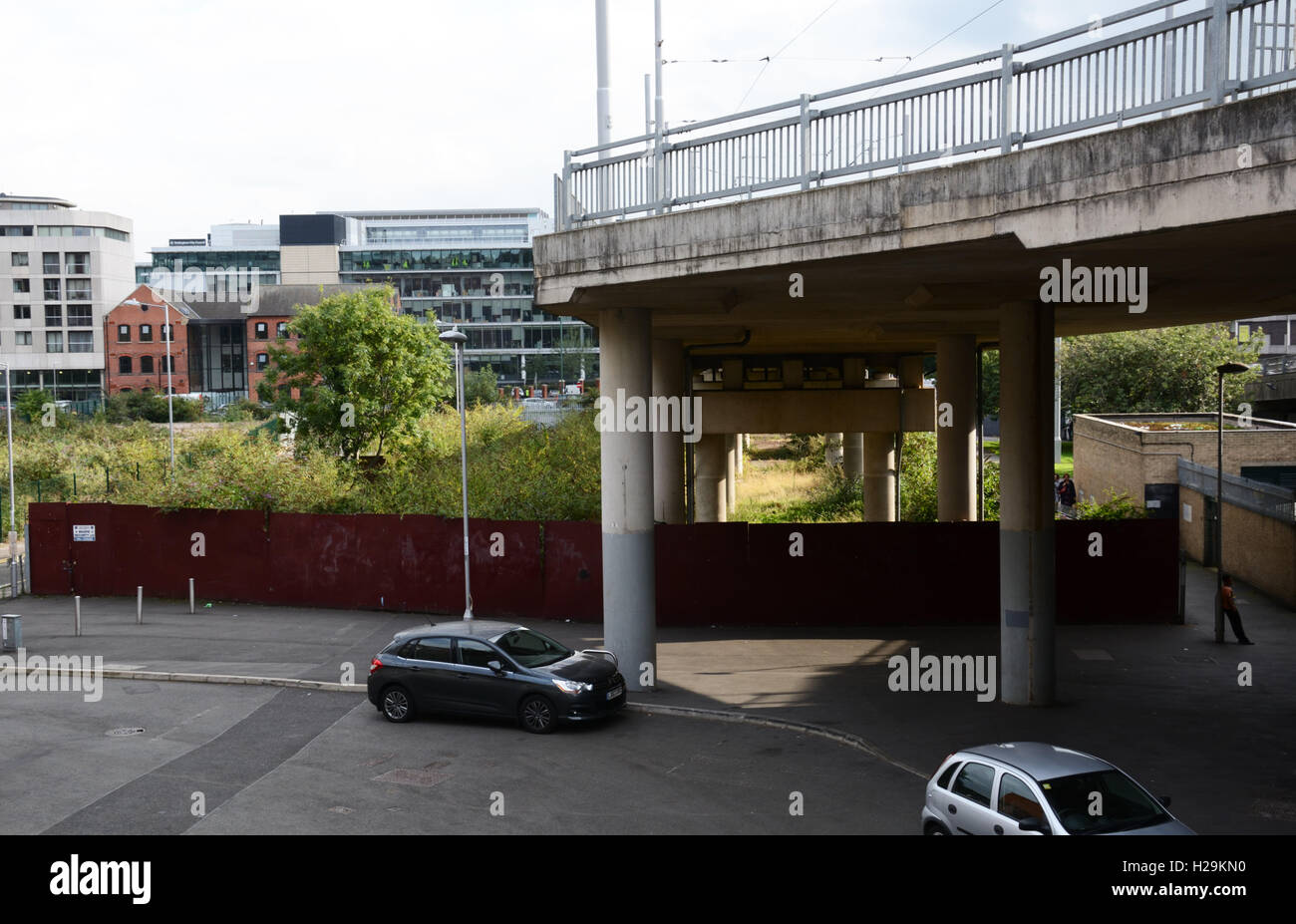 Brachland, unter Eisenbahnbrücke, Nottingham. Stockfoto