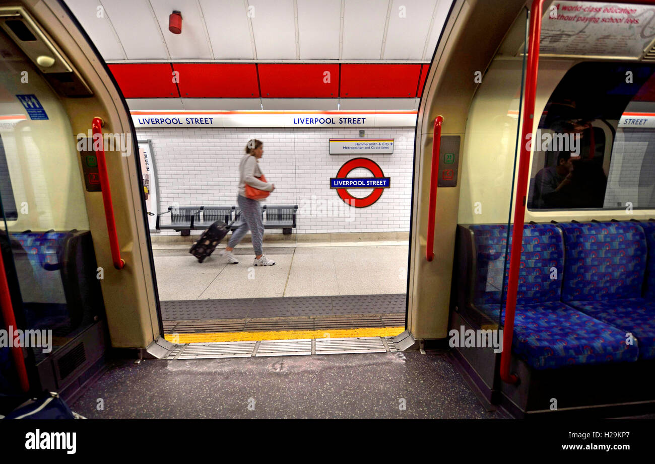 London, England, Vereinigtes Königreich. Londoner U-Bahn u-Bahnstation: Zug Einlass an der Liverpool Street Station Stockfoto