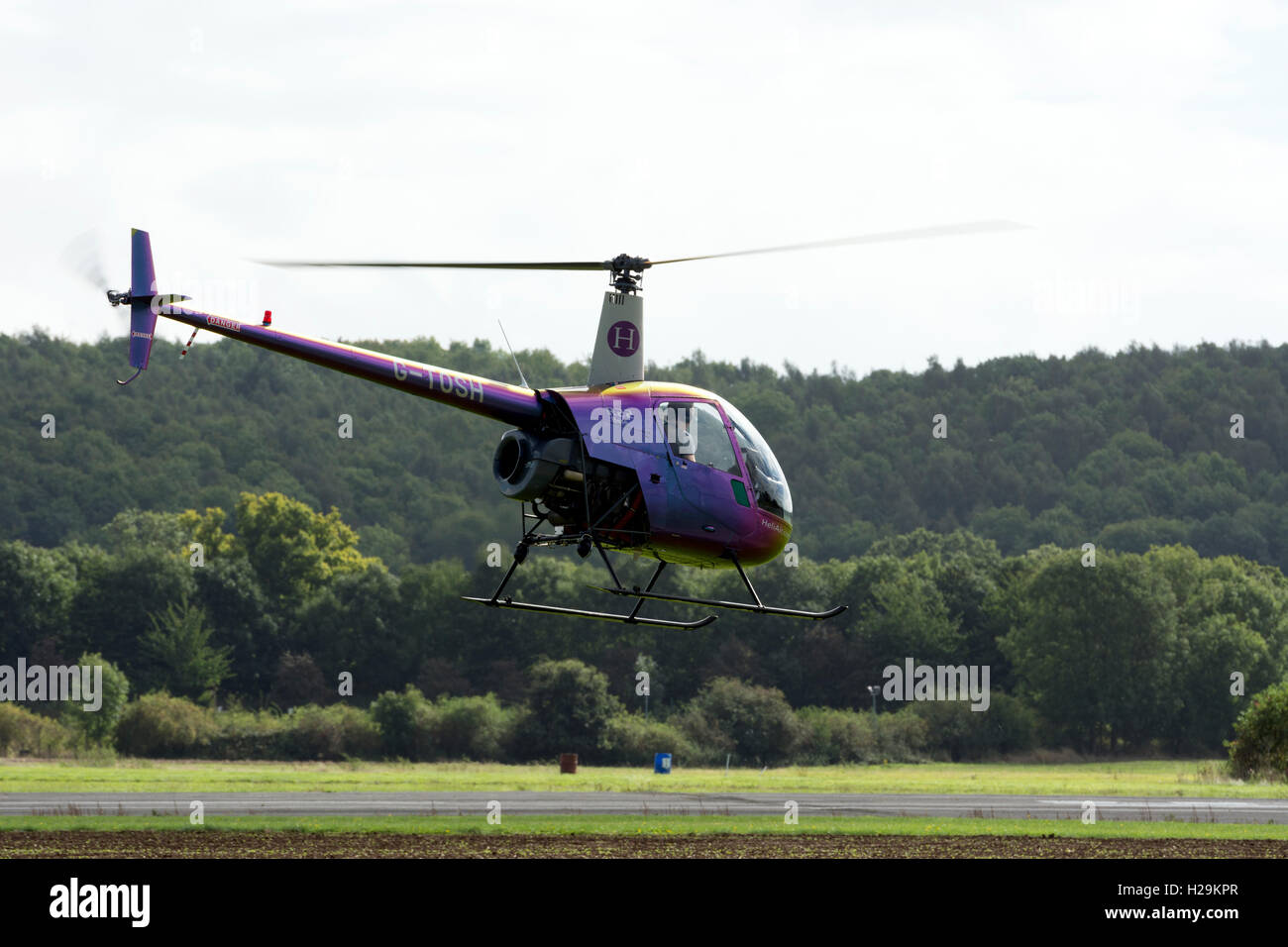 Robinson R22 Beta Hubschrauber (G-TOSH) Wellesbourne Airfield, UK Stockfoto