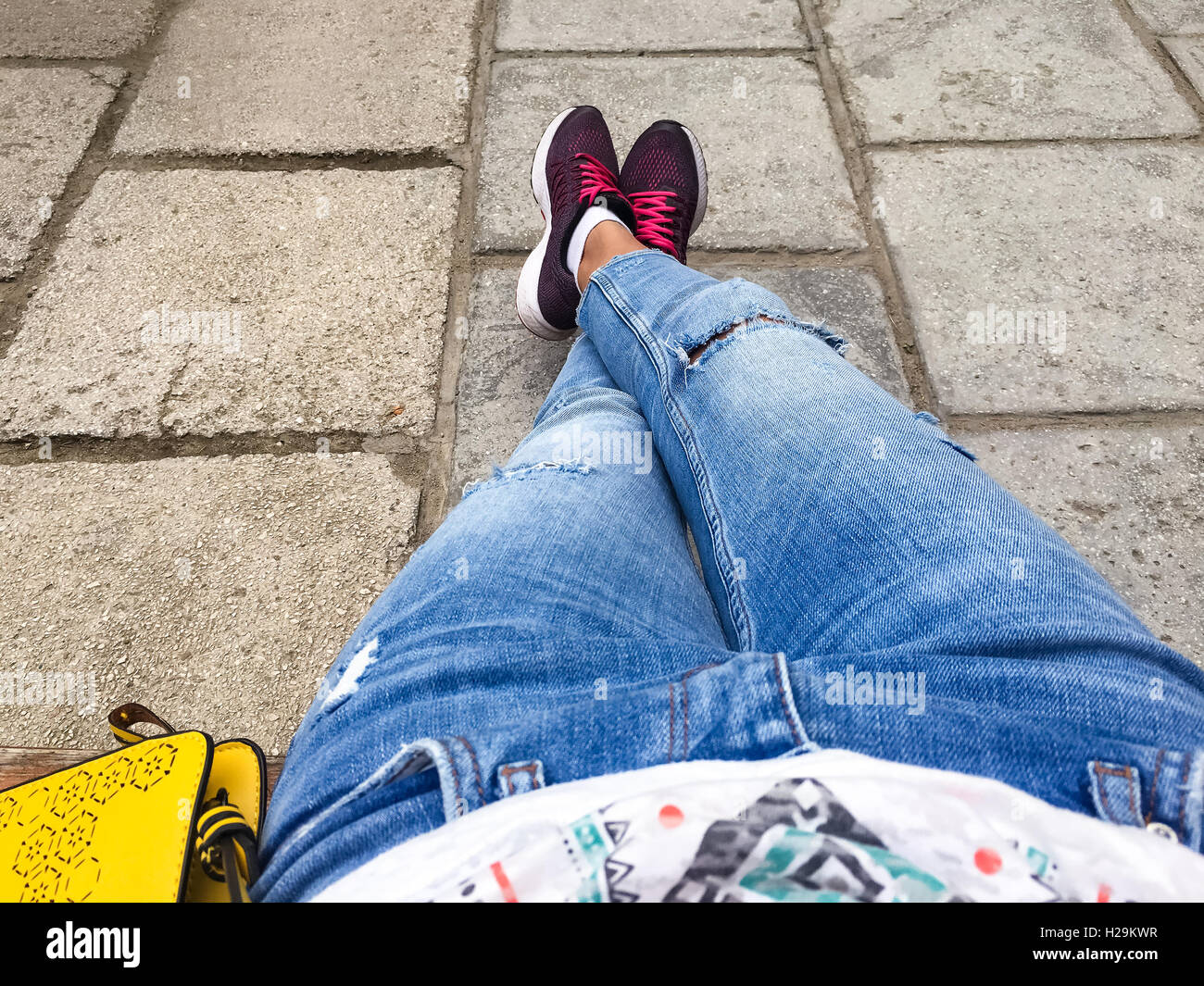 Casual-Outfit Frau entspannend auf Sommertag Stockfoto