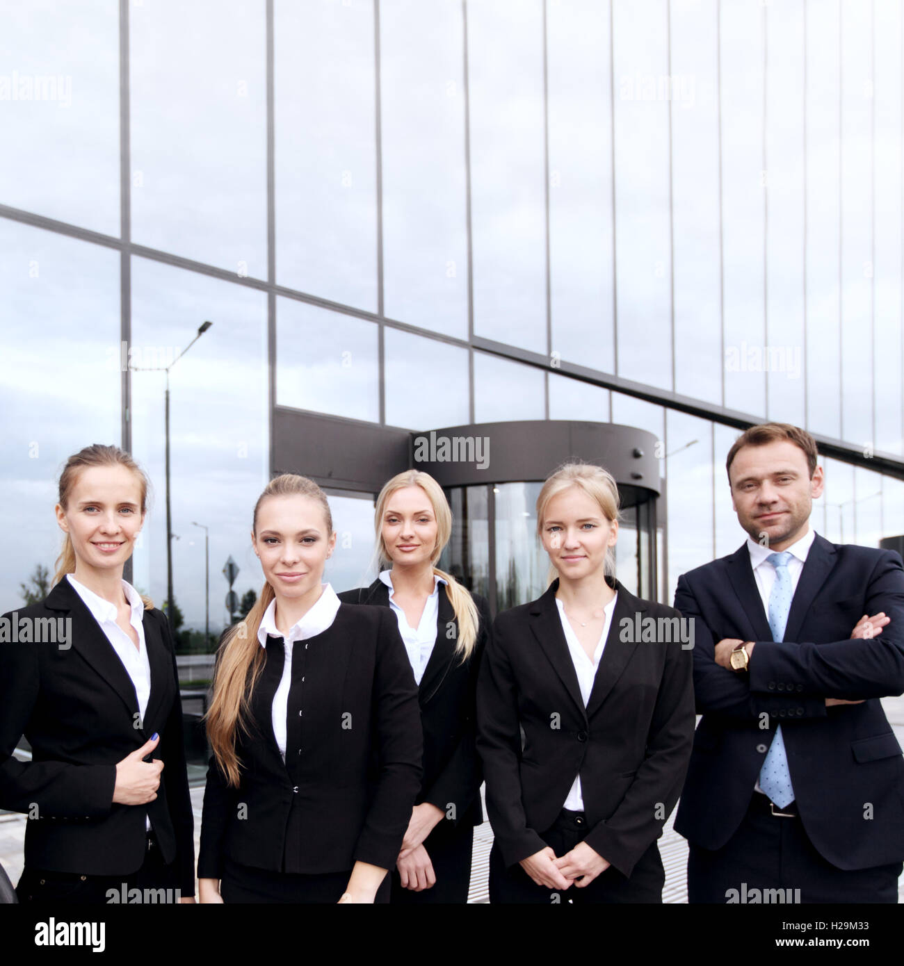 Porträt von freundlichen Geschäft Gruppe stand in der Schlange im freien Stockfoto