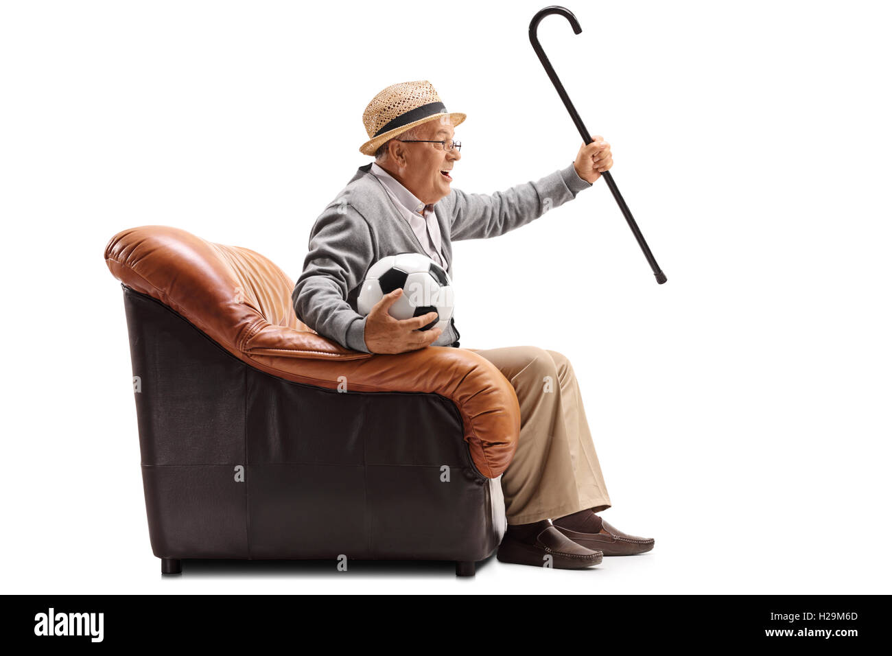Aufgeregt, älterer Mann Fußball gucken und jubeln isolierten auf weißen Hintergrund Stockfoto