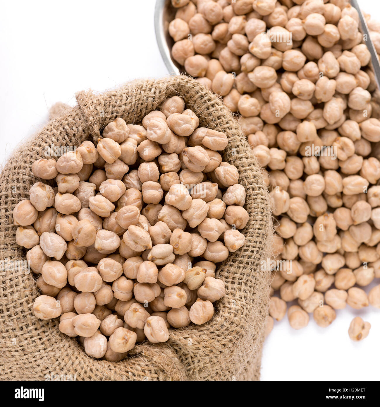 Quadratische selektiven Fokus von Kichererbsen mit hessischen Sack auf einem weißen Hintergrund, Textfreiraum und Platz für Text über verschwommen rechts Stockfoto