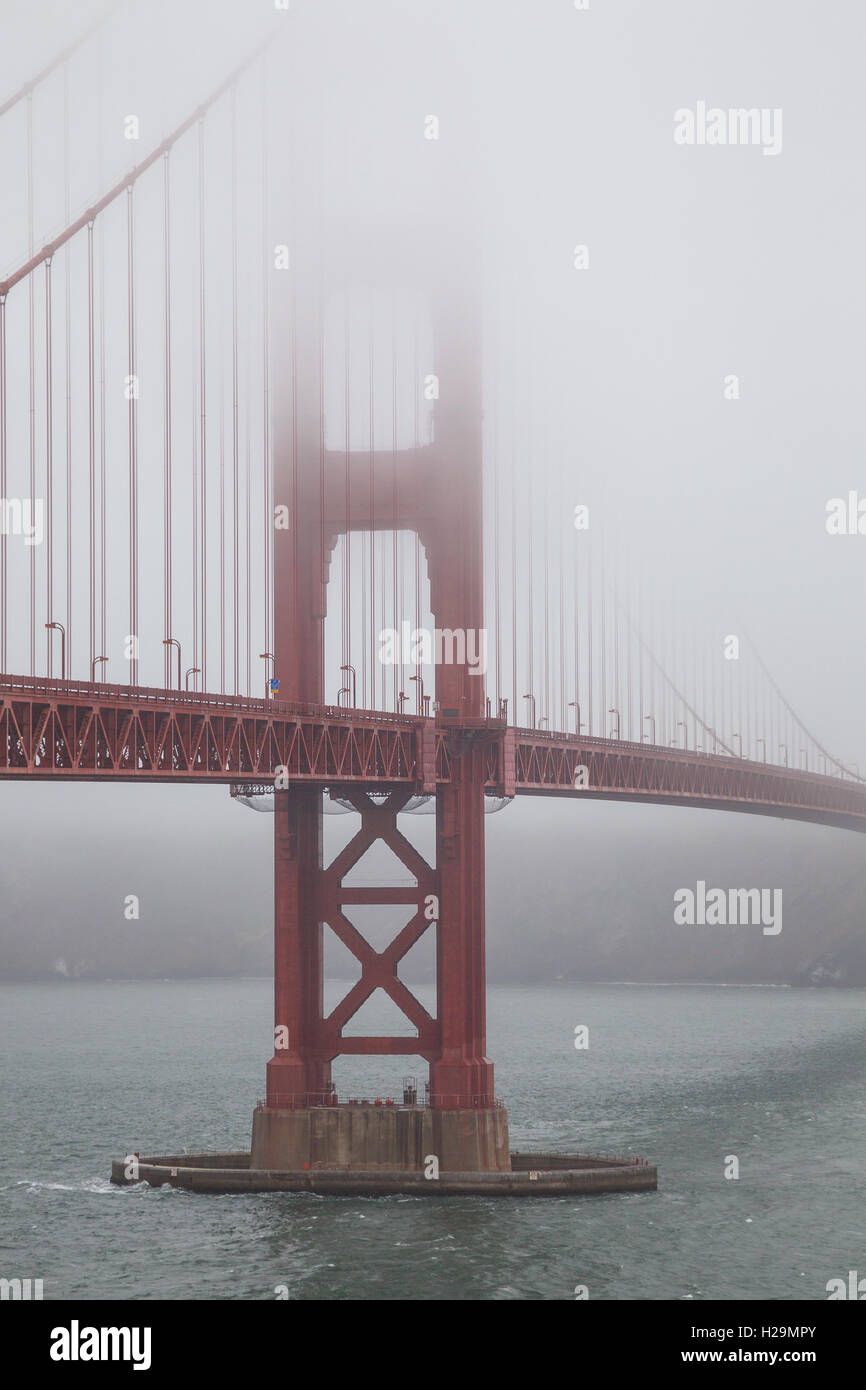 Nebel über die Golden Gate Bridge in San Francisco, Kalifornien, USA. Stockfoto