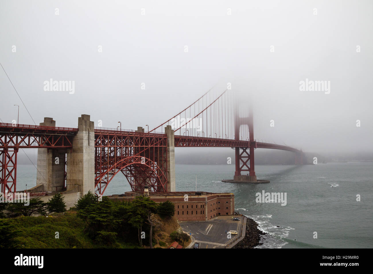 Nebel über die Golden Gate Bridge in San Francisco, Kalifornien, USA. Stockfoto