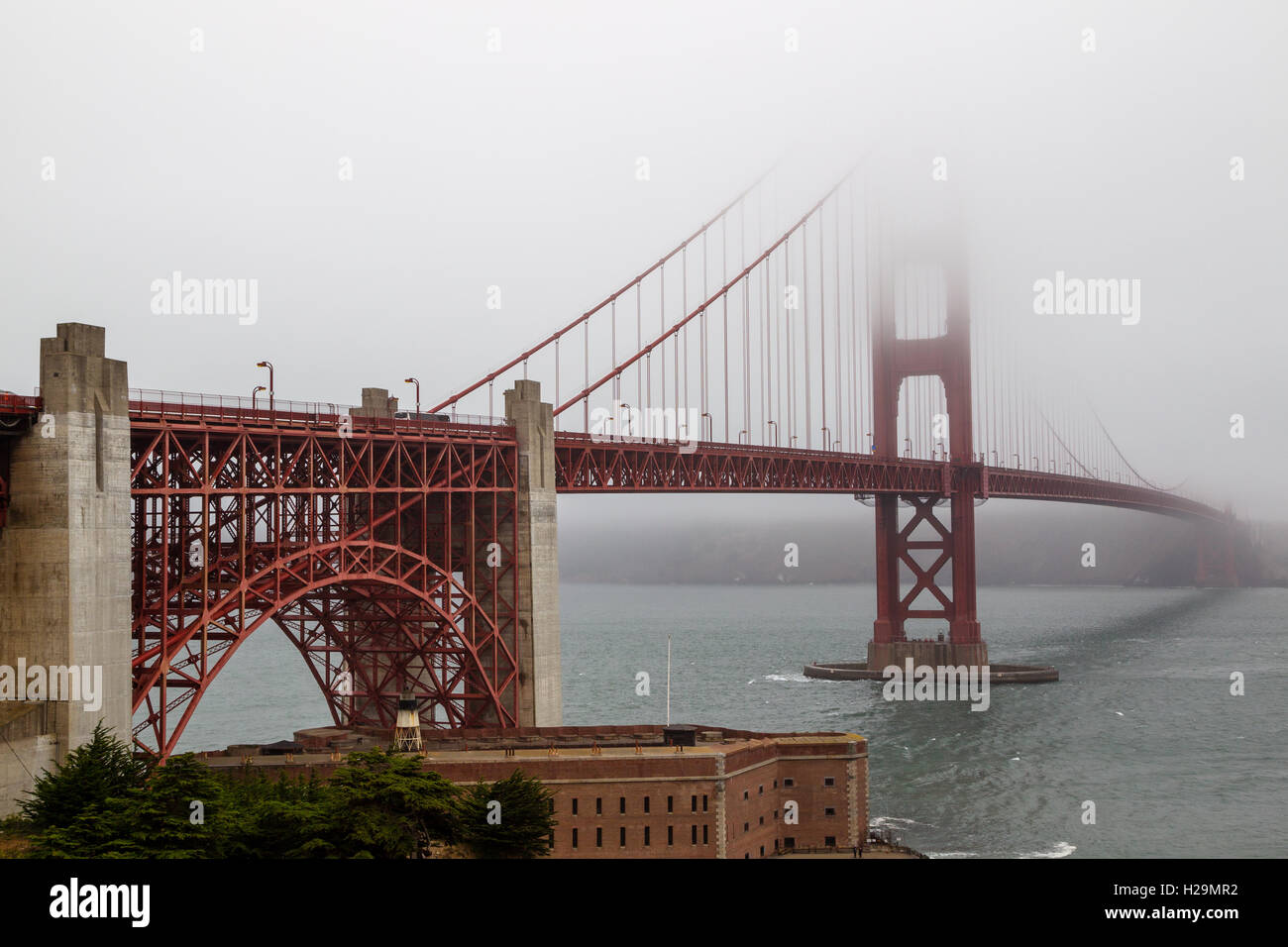 Nebel über die Golden Gate Bridge in San Francisco, Kalifornien, USA. Stockfoto