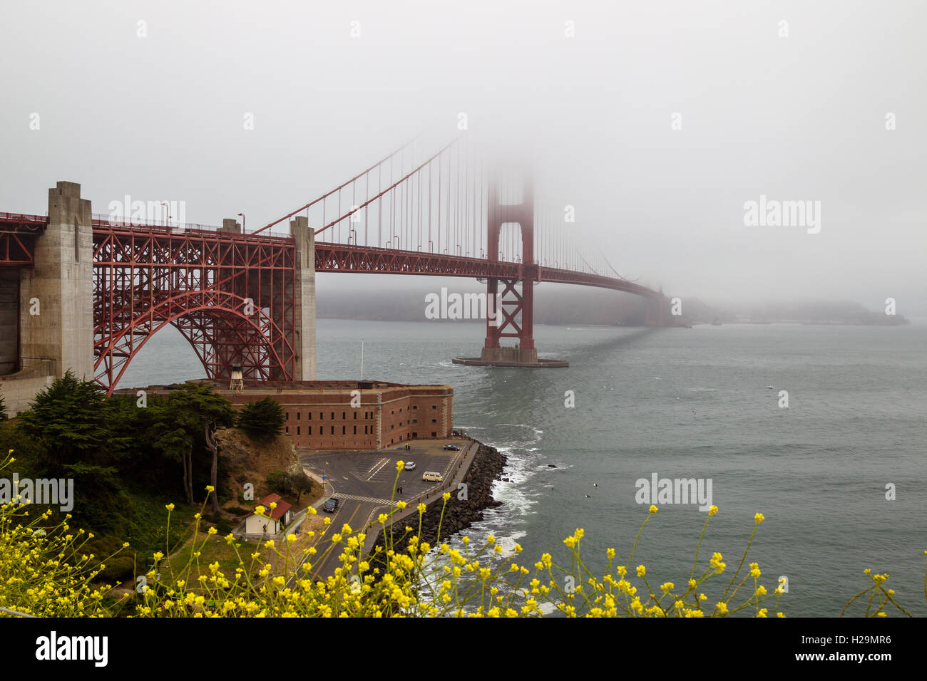 Nebel über die Golden Gate Bridge in San Francisco, Kalifornien, USA. Stockfoto