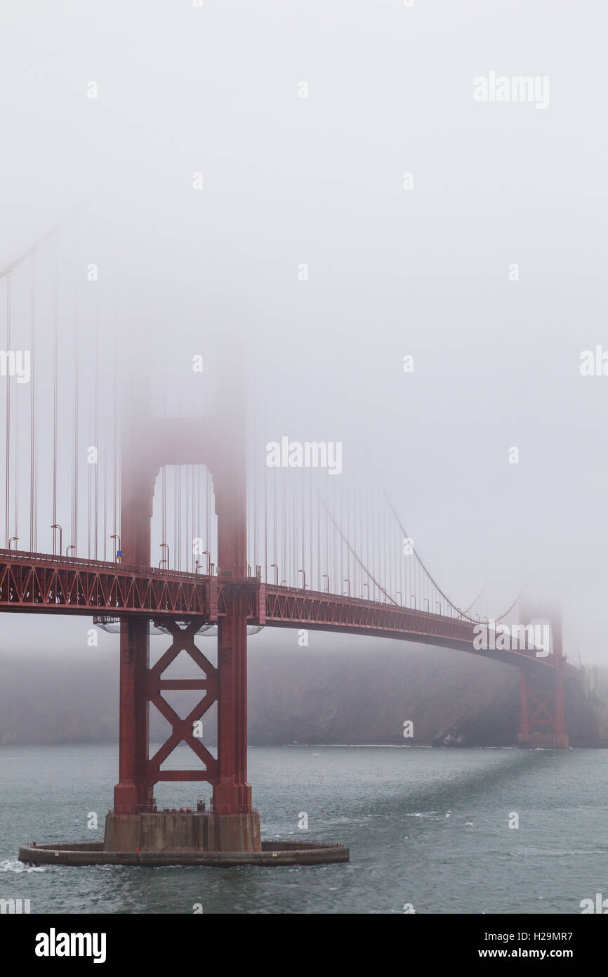 Nebel über die Golden Gate Bridge in San Francisco, Kalifornien, USA. Stockfoto