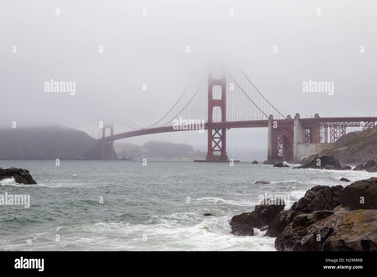 Blick vom Baker Beach, Golden Gate Bridge in San Francisco, Kalifornien, USA an einem nebligen Tag. Stockfoto