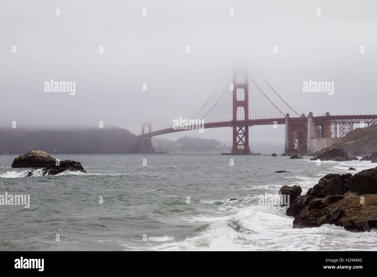 Blick vom Baker Beach, Golden Gate Bridge in San Francisco, Kalifornien, USA an einem nebligen Tag. Stockfoto