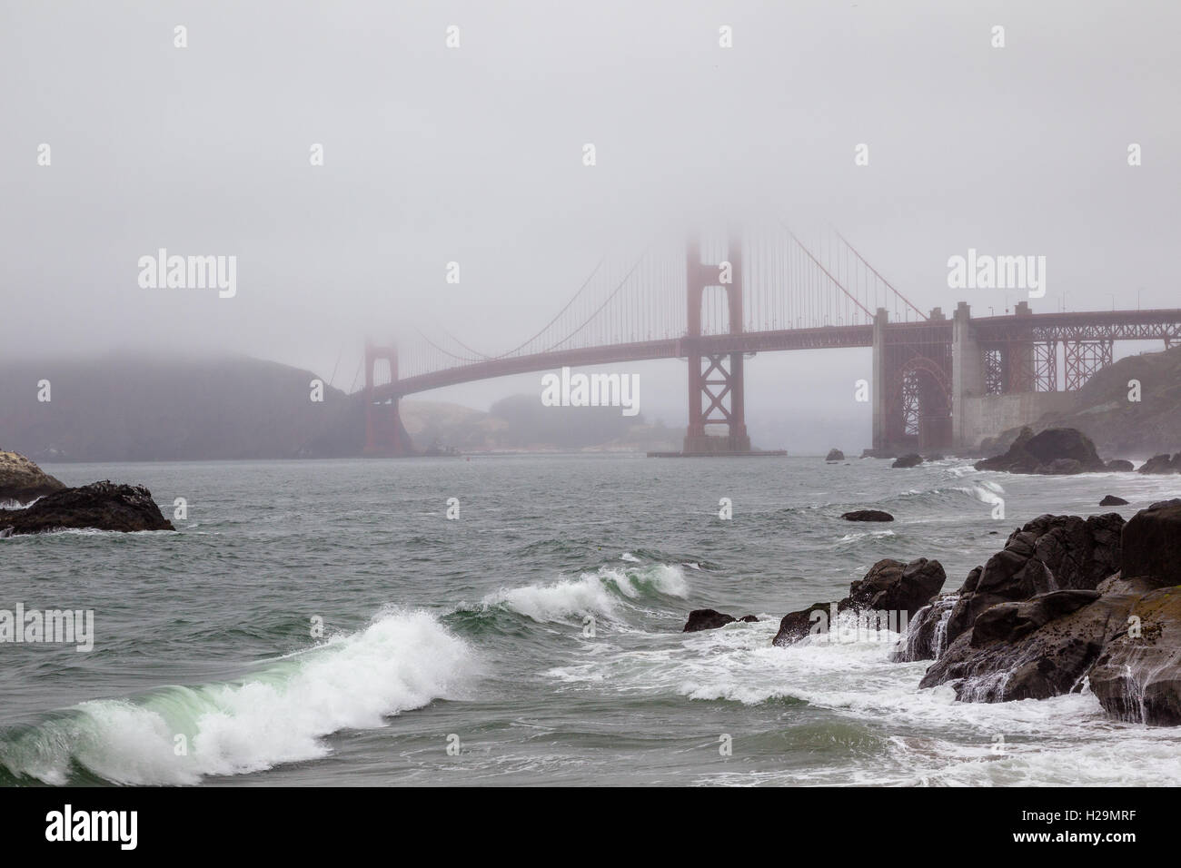 Blick vom Baker Beach, Golden Gate Bridge in San Francisco, Kalifornien, USA an einem nebligen Tag. Stockfoto