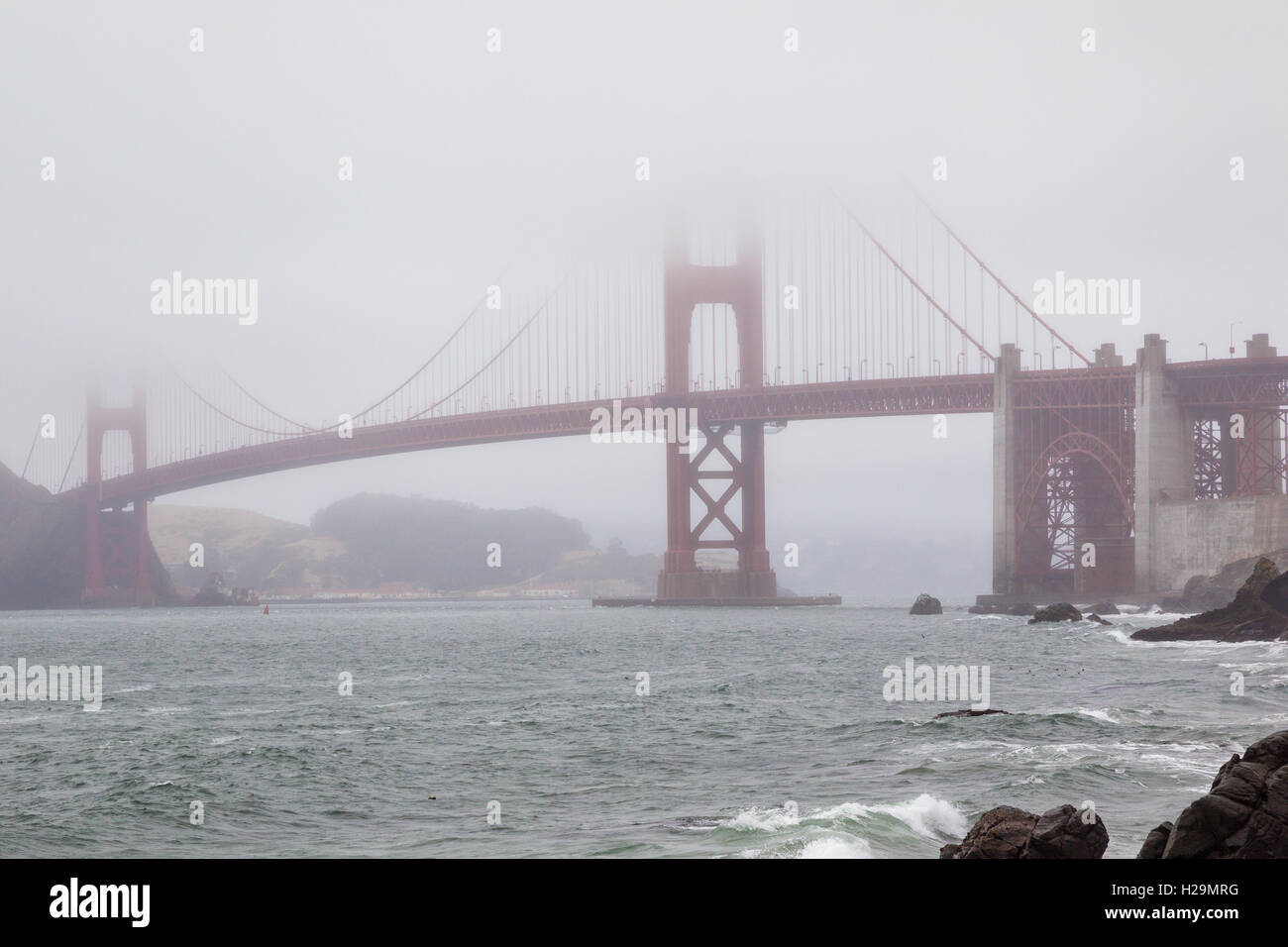 Blick vom Baker Beach, Golden Gate Bridge in San Francisco, Kalifornien, USA an einem nebligen Tag. Stockfoto