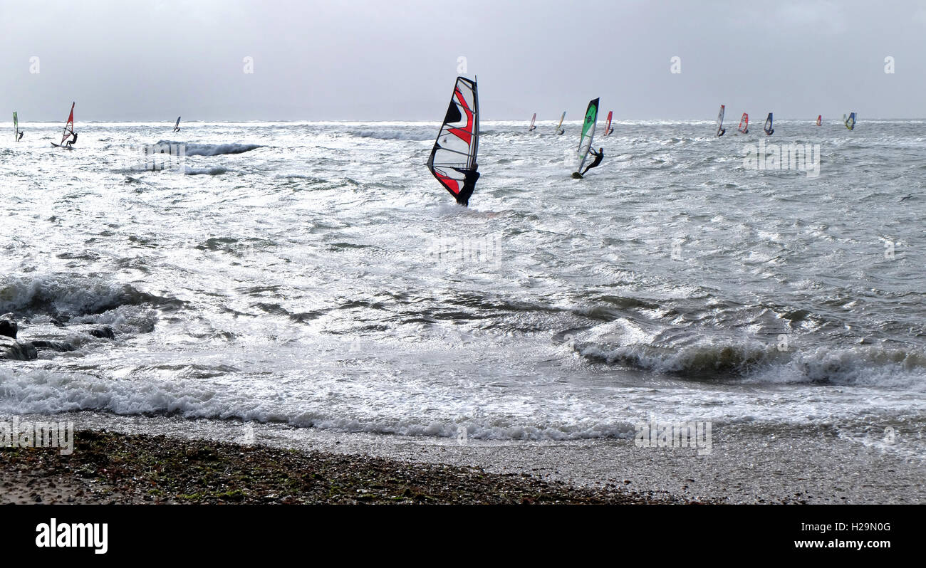 Windsurfer, am Meer, dramatische Beleuchtung, Mudeford Strand, Dorset, UK. Stockfoto