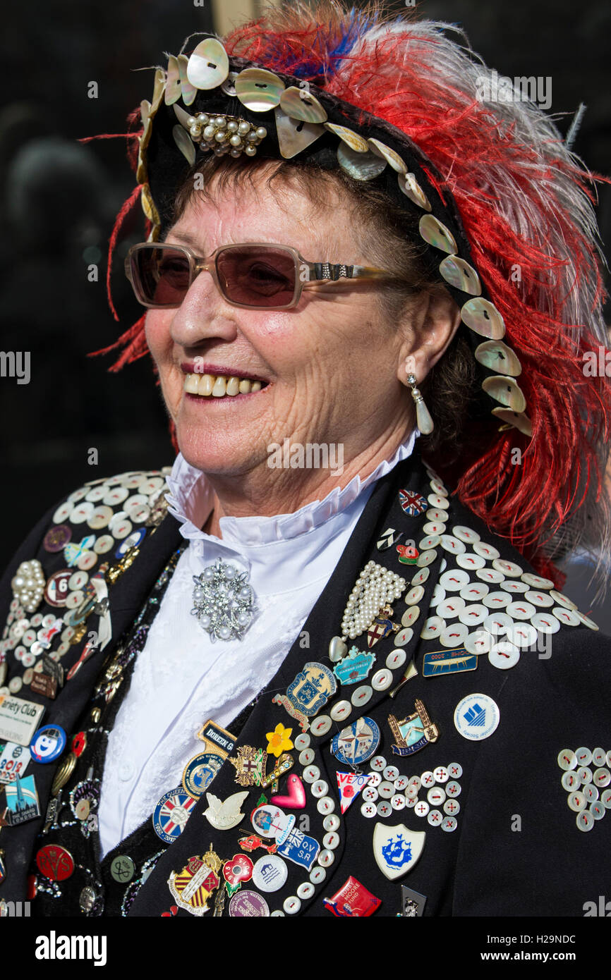 London, UK. 25. September 2016. Doreen Golding, Pearly Queen of Bow Bells und Old Kent Road an der Pearly Kings und Queens Erntedankfest am Guildhall-Yard, London, England. Bildnachweis: ein Bild Fotografie/Alamy Live News Stockfoto London, UK. 25. September 2016. Doreen Golding, Pearly Queen of Bow Bells und Old Kent Road an der Pearly Kings und Queens Erntedankfest am Guildhall-Yard, London, England. Bildnachweis: ein Bild Fotografie/Alamy Live News Stockfoto