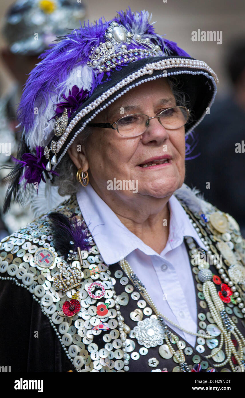 London, UK. 25. September 2016. Pearly Queen von Highgate Pearly Kings und Queens Erntedankfest am Guildhall-Yard, London, England. Bildnachweis: ein Bild Fotografie/Alamy Live News Stockfoto