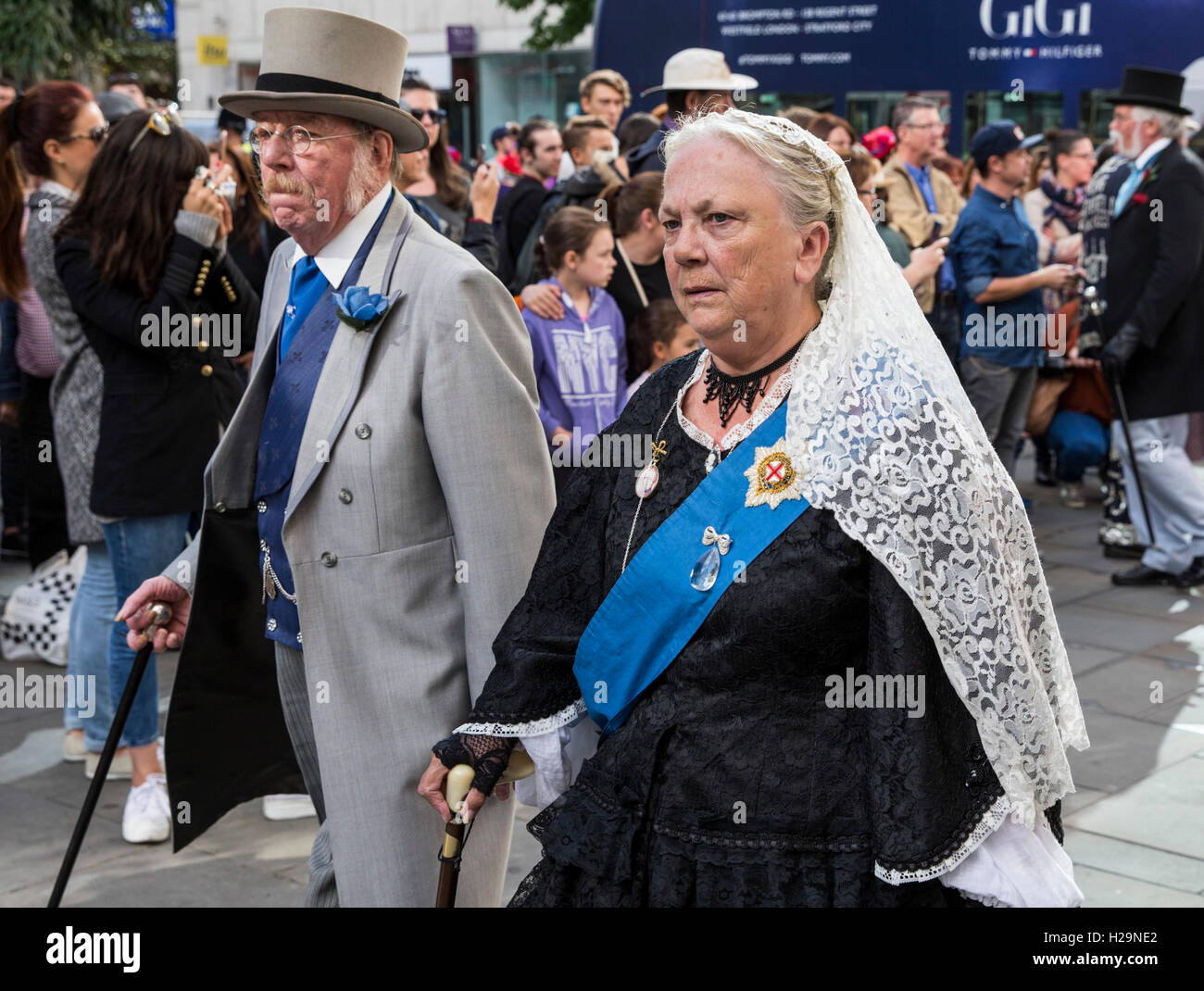 London, UK. 25. September 2016. Königin Victoria in Trauer bei den Pearly Kings und Queens Erntedankfest am Guildhall-Yard, London, England. Bildnachweis: ein Bild Fotografie/Alamy Live News Stockfoto London, UK. 25. September 2016. Königin Victoria in Trauer bei den Pearly Kings und Queens Erntedankfest am Guildhall-Yard, London, England. Bildnachweis: ein Bild Fotografie/Alamy Live News Stockfoto