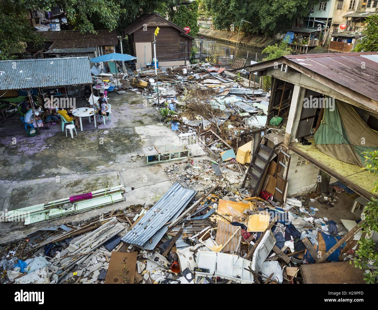 Bangkok, Bangkok, Thailand. 25. September 2016. Eine abgebrochene Homepage in der Pom Mahakan Festung, eine der 15 Häuser abgerissen durch Bangkok Beamte über das Wochenende. Vierundvierzig Familien leben noch in der Pom Mahakan Festung Gemeinschaft. Die Stadt Bangkok hat sie vorläufige Erlaubnis zum Aufenthalt, aber Stadtbeamte sagen die Erlaubnis aufgehoben werden konnte und die Stadt weiter mit die Vertreibung. Die Bewohner des historischen Forts haben die meisten von den Toren ins Fort verbarrikadiert und werden jeden Tag durch Gemeinschaftsaktivisten aus rund um Bangkok, die ihre Bemühungen bleiben verbunden. Stockfoto