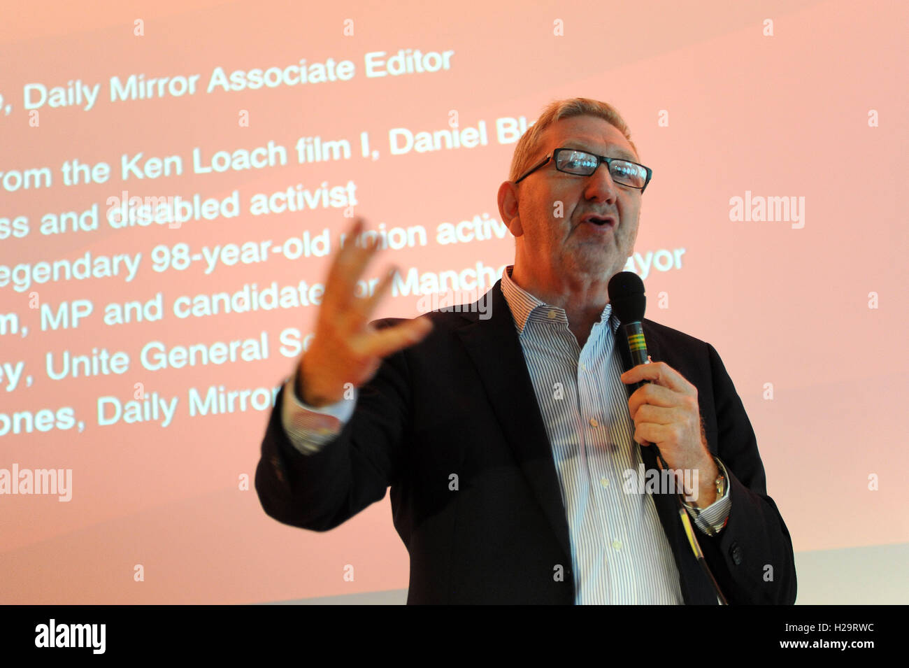 Liverpool, England. 25. September 2016.  Len McCluskey, Generalsekretär von UNITE, hält eine Rede bei der "echten Britain" Fringe von der Zeitung Daily Mirror treffen und UNITE der Union. Das Treffen fand im Rahmen des ersten Tages der Labour Party Jahreskonferenz im ACC Conference Centre.  Diese Konferenz folgt Jeremy CorbynÕs Wiederwahl als labour-Parteiführer nach neun Wochen der Kampagne gegen die anderen Kandidaten, Owen Smith. Dies ist seinen zweiten Sieg in Führung in etwas mehr als zwölf Monate und wurde initiiert durch die Entscheidung von Angela Eagle, gegen ihn zu stellen. Stockfoto