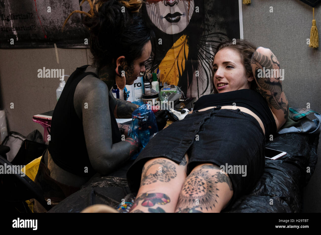 London, UK. 25. September 2016. Tausende von eingefärbten Körper Enthusiasten treffen auf der 12. internationalen London Tattoo Convention Kredit: Noemi Gago/Alamy Live News Stockfoto