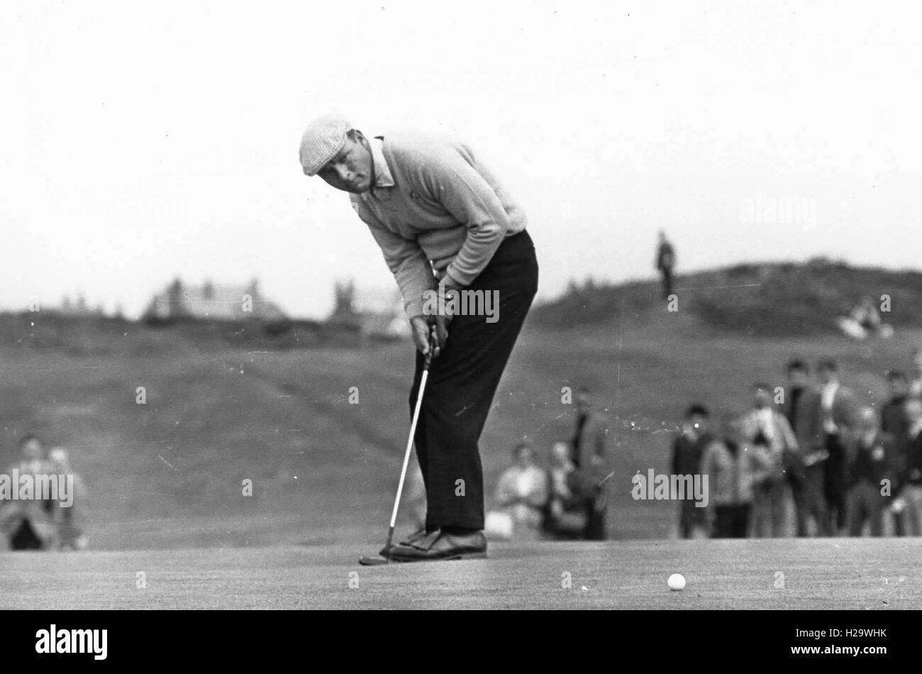 ARNOLD PALMER (10. September 1929 - 25. September 2016) war ein amerikanischer Profi-Golfer, der im Allgemeinen als einer der größten Spieler in der Profi-Golf-Geschichte gilt. Er gewann zahlreiche Events auf der PGA Tour und Champions Tour, bis 1955 zurückreichen. Den Spitznamen "The King", war er einer der populärsten Stars des Golfsports und seine wichtigsten Wegbereiter, weil er der erste Superstar der Sport Fernsehen alt, war die in den 1950er Jahren begann. Bild: 7. Juni 1965 - putts Southdale, England, Vereinigtes Königreich - ARNOLD PALMER während der 1965 Open Championship in Royal Birkdale. (Kredit-Bild: © G Stockfoto