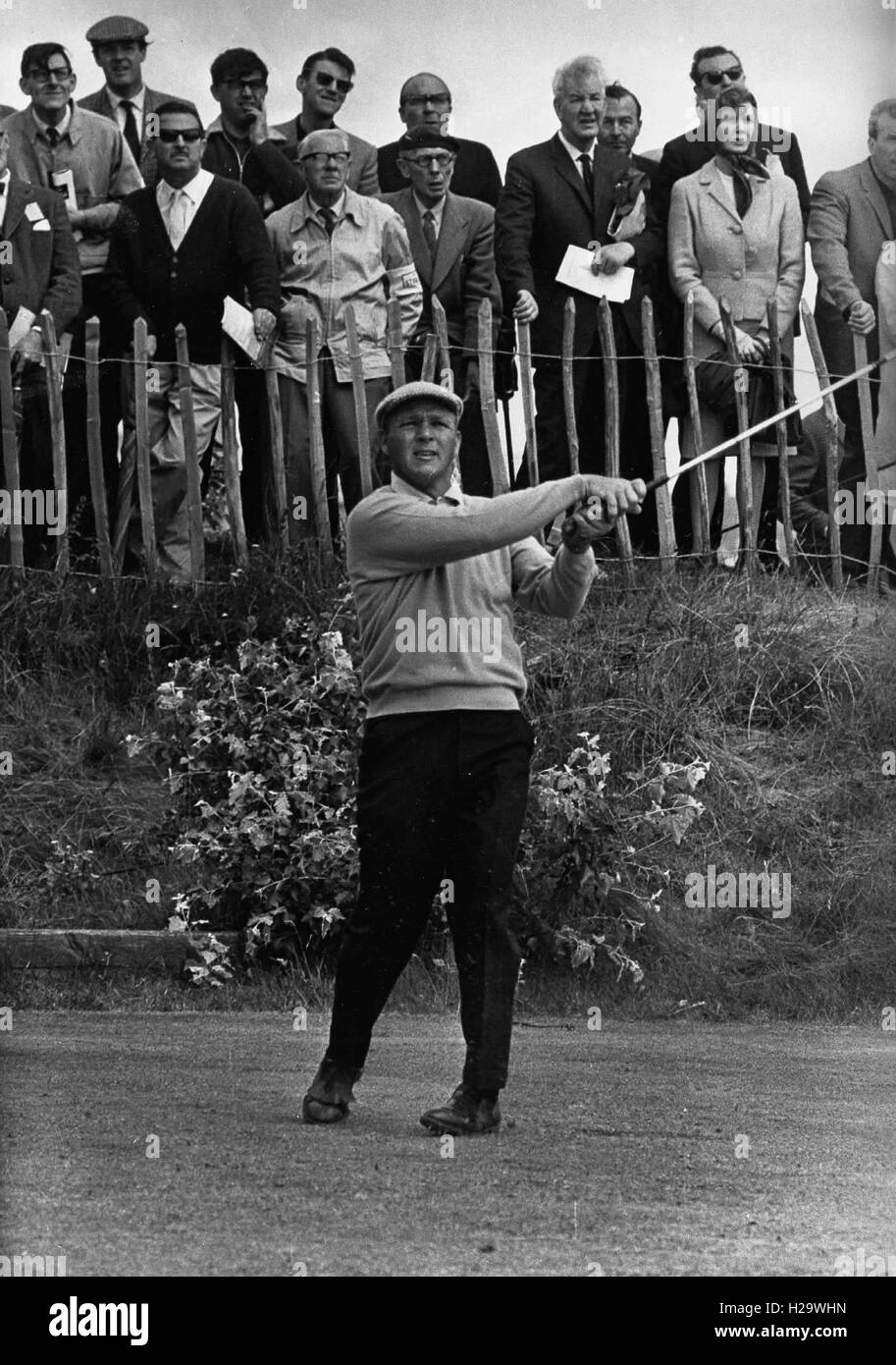 ARNOLD PALMER (10. September 1929 - 25. September 2016) war ein amerikanischer Profi-Golfer, der im Allgemeinen als einer der größten Spieler in der Profi-Golf-Geschichte gilt. Er gewann zahlreiche Events auf der PGA Tour und Champions Tour, bis 1955 zurückreichen. Den Spitznamen "The King", war er einer der populärsten Stars des Golfsports und seine wichtigsten Wegbereiter, weil er der erste Superstar der Sport Fernsehen alt, war die in den 1950er Jahren begann. Bild: 7. Juni 1965 - putts Southdale, England, Vereinigtes Königreich - ARNOLD PALMER während der 1965 Open Championship in Royal Birkdale. (Kredit-Bild: © G Stockfoto