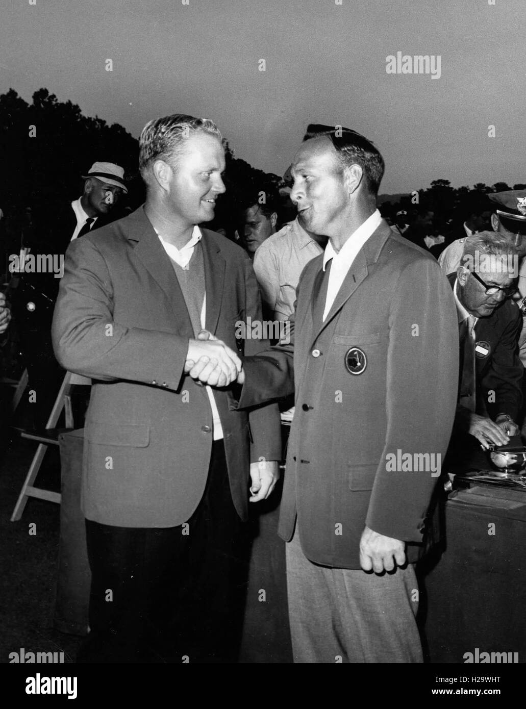 ARNOLD PALMER (10. September 1929 - 25. September 2016) war ein amerikanischer Profi-Golfer, der im Allgemeinen als einer der größten Spieler in der Profi-Golf-Geschichte gilt. Er gewann zahlreiche Events auf der PGA Tour und Champions Tour, bis 1955 zurückreichen. Den Spitznamen "The King", war er einer der populärsten Stars des Golfsports und seine wichtigsten Wegbereiter, weil er der erste Superstar der Sport Fernsehen alt, war die in den 1950er Jahren begann. Bild: 7. Juni 1965 - Augusta, Georgia, USA - links, JACK NICkLAUS und ARNOLD PALMER nach 1965 Masters Final. (Kredit-Bild: © Globe Fotos/ZUMA Stockfoto