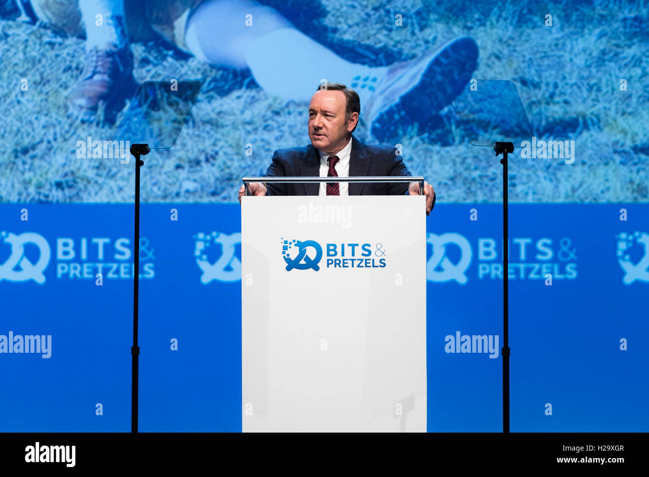 München, Deutschland. 25. September 2016. HANDOUT - zeigen ein Handout Bild von Bits & Brezeln am 25. September 2016 zur Verfügung gestellten US-Schauspieler Kevin Spacey anlässlich der Tagung der Firmengründer und Investoren Bits & Brezeln in München, Deutschland, 25. September 2016. Das Start-up-Festival dauert bis zum 27. September 2016. Foto: DAN TAYLOR/Dpa (Achtung Redaktion: Redaktion verwenden Sie nur im Zusammenhang mit aktueller Berichterstattung und verbindliche Quelle Kredit: "Foto: Dan Taylor/Bits & Brezeln/Dpa") / Dpa/Alamy Live News Stockfoto