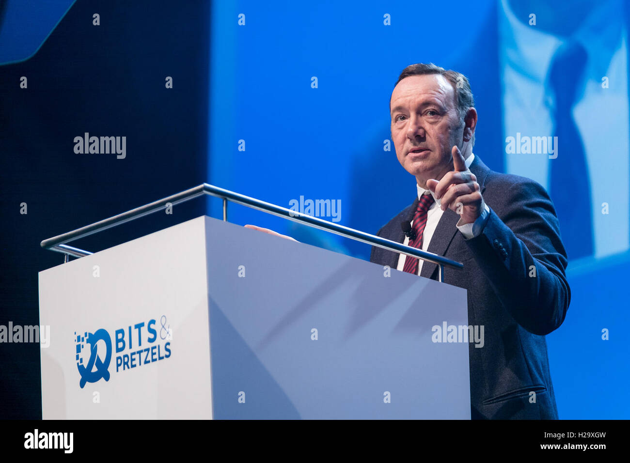 München, Deutschland. 25. September 2016. HANDOUT - zeigen ein Handout Bild von Bits & Brezeln am 25. September 2016 zur Verfügung gestellten US-Schauspieler Kevin Spacey anlässlich der Tagung der Firmengründer und Investoren Bits & Brezeln in München, Deutschland, 25. September 2016. Das Start-up-Festival dauert bis zum 27. September 2016. Foto: DAN TAYLOR/Dpa (Achtung Redaktion: Redaktion verwenden Sie nur im Zusammenhang mit aktueller Berichterstattung und verbindliche Quelle Kredit: "Foto: Dan Taylor/Bits & Brezeln/Dpa") / Dpa/Alamy Live News Stockfoto