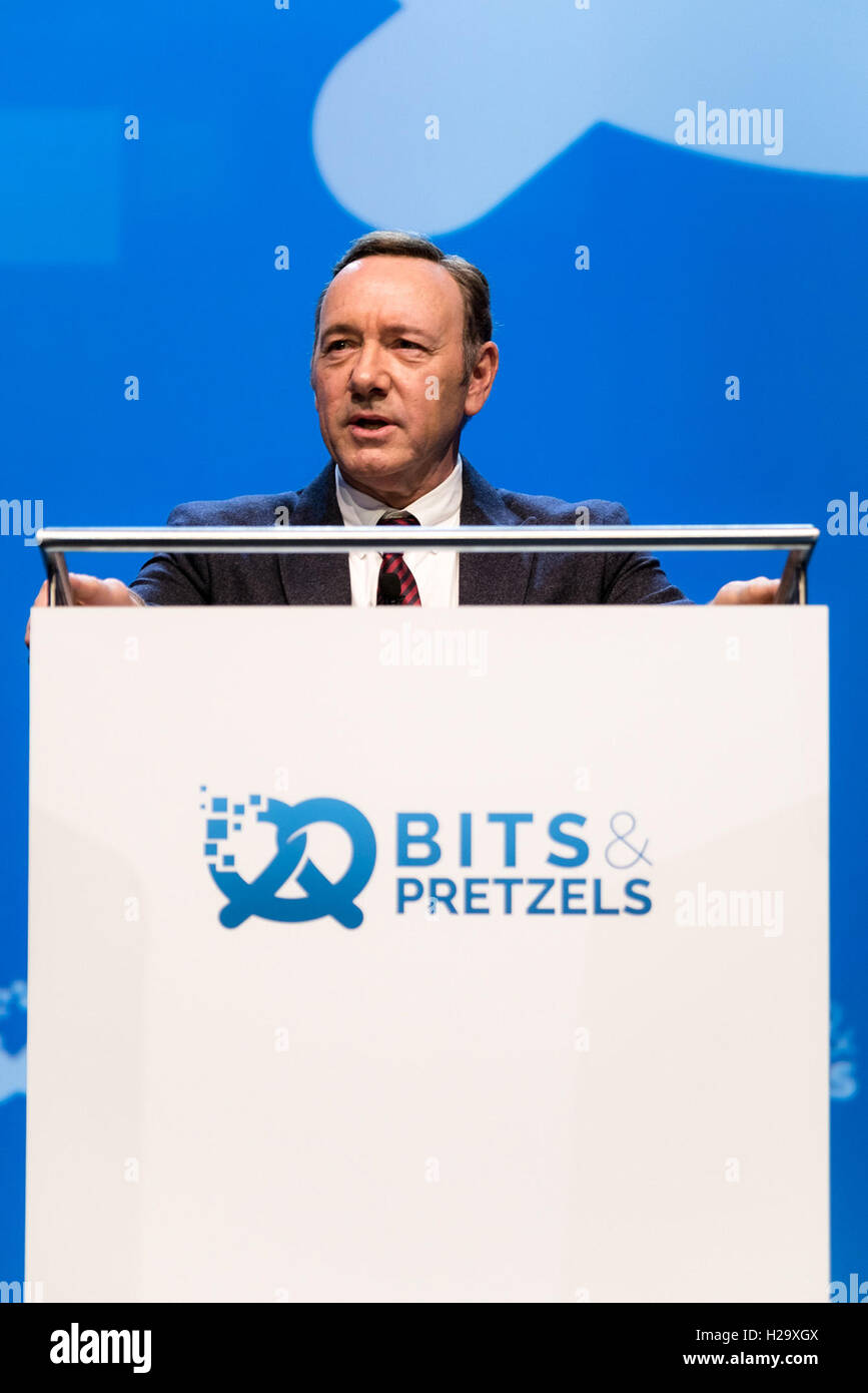 München, Deutschland. 25. September 2016. HANDOUT - zeigen ein Handout Bild von Bits & Brezeln am 25. September 2016 zur Verfügung gestellten US-Schauspieler Kevin Spacey anlässlich der Tagung der Firmengründer und Investoren Bits & Brezeln in München, Deutschland, 25. September 2016. Das Start-up-Festival dauert bis zum 27. September 2016. Foto: DAN TAYLOR/Dpa (Achtung Redaktion: Redaktion verwenden Sie nur im Zusammenhang mit aktueller Berichterstattung und verbindliche Quelle Kredit: "Foto: Dan Taylor/Bits & Brezeln/Dpa") / Dpa/Alamy Live News Stockfoto