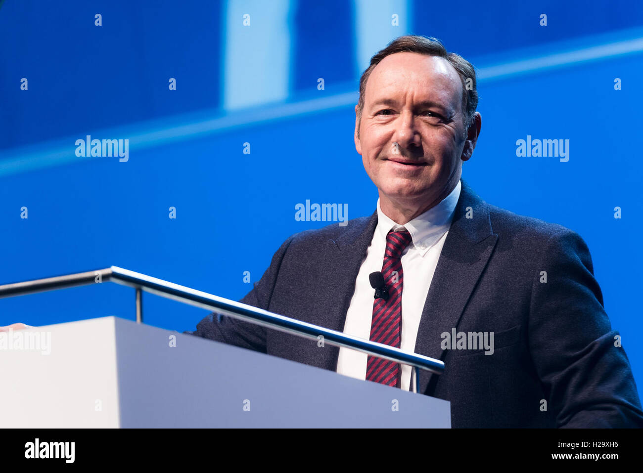 München, Deutschland. 25. September 2016. HANDOUT - zeigen ein Handout Bild von Bits & Brezeln am 25. September 2016 zur Verfügung gestellten US-Schauspieler Kevin Spacey anlässlich der Tagung der Firmengründer und Investoren Bits & Brezeln in München, Deutschland, 25. September 2016. Das Start-up-Festival dauert bis zum 27. September 2016. Foto: DAN TAYLOR/Dpa (Achtung Redaktion: Redaktion verwenden Sie nur im Zusammenhang mit aktueller Berichterstattung und verbindliche Quelle Kredit: "Foto: Dan Taylor/Bits & Brezeln/Dpa") / Dpa/Alamy Live News Stockfoto